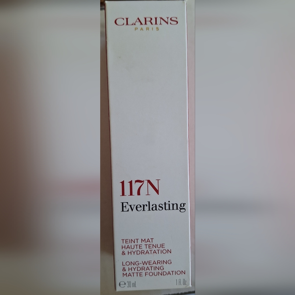 Clarins Everlasting Foundation 117N - Red and White
